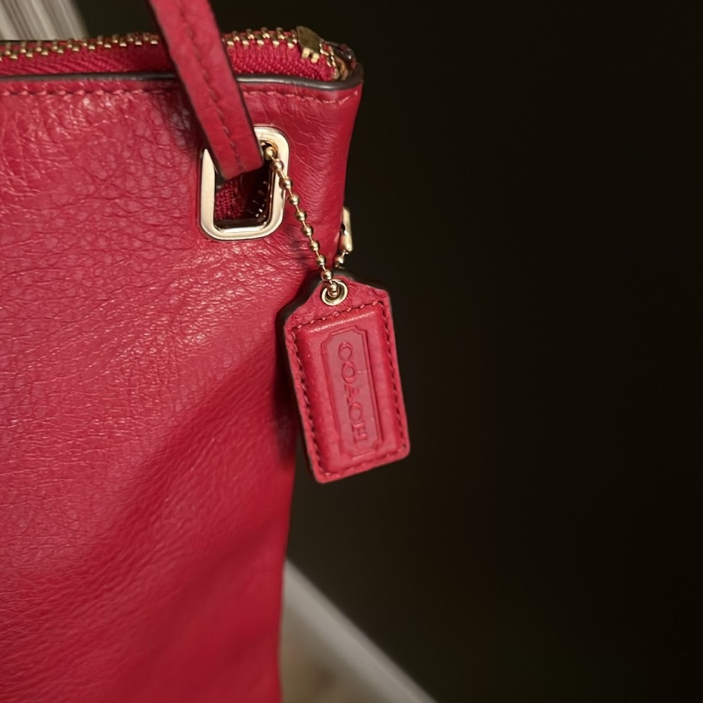 🛑 1 hour sale. Coach, Red Pebbled Leather Shoulder Bag - Picture 8 of 13